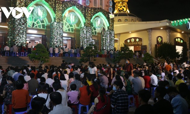 Vietnamitas celebran la Navidad 2020