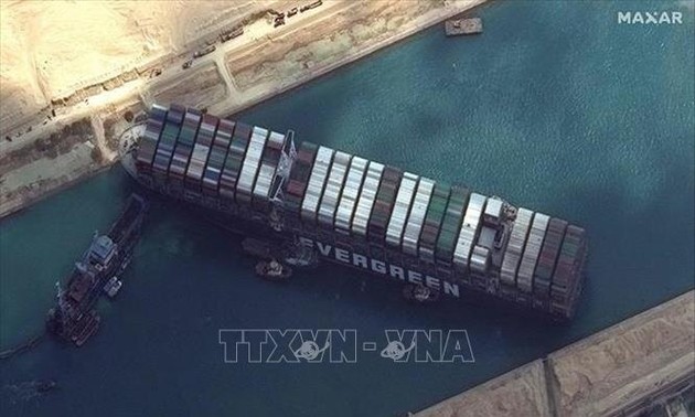 Logran avance en el rescate del megabuque atrapado en el canal de Suez