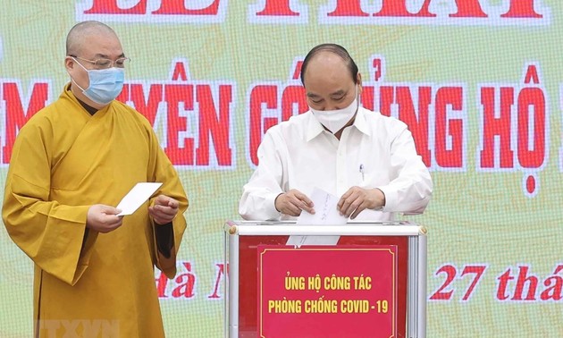 Presidente de Vietnam llama a los esfuerzos de todo el pueblo para hacer frente al covid-19