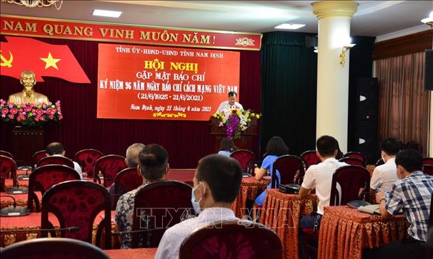 Localidades vietnamitas honran a periodistas nacionales por sus contribuciones