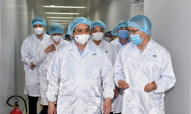Premier de Vietnam insta a acelerar producción de vacunas anticovid-19
