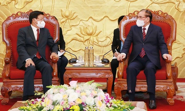 Presidente de Laos se reúne con ex líderes vietnamitas