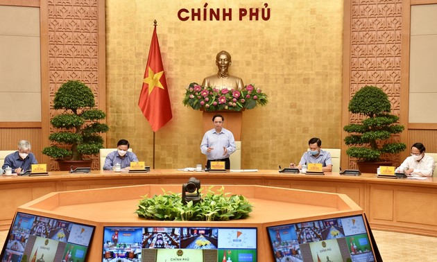 Premier vietnamita preside conferencia en línea sobre la situación epidémica en el país
