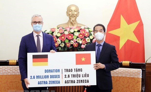 Vietnam recibe 2,6 millones de dosis de vacuna contra covid-19 donadas por Alemania 
