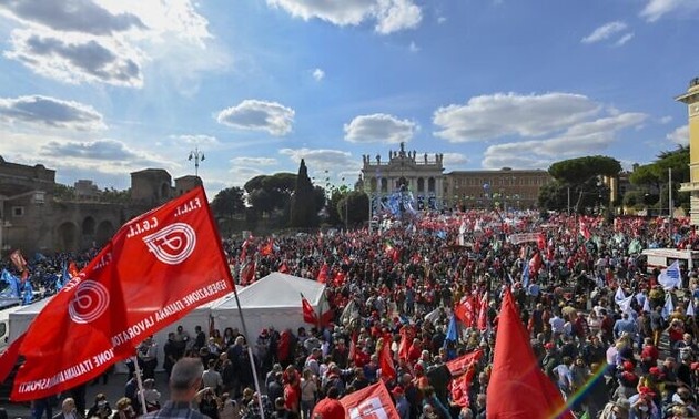 Protesta masiva contra el fascismo en Italia