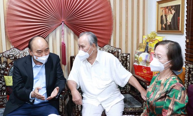 El presidente Nguyen Xuan Phuc visita a maestros en Ciudad Ho Chi Minh