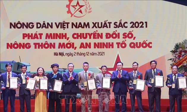 Honran a los 63 agricultores vietnamitas más sobresalientes en 2021