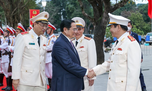 Primer ministro de Vietnam visita las fuerzas de Seguridad Pública de Thanh Hoa en vísperas del Tet