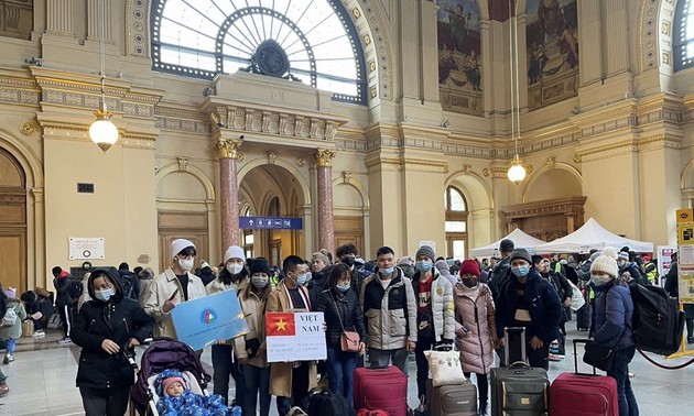 Continúan repatriando vietnamitas desde Ucrania 