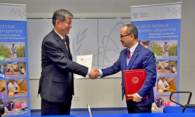 Firma del acuerdo de cooperación entre Vietnam y la AIEA