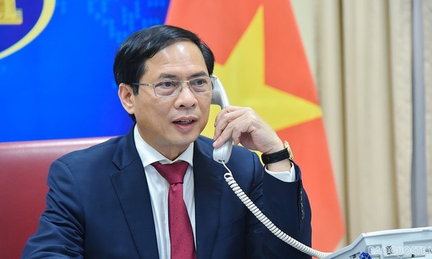 Cancilleres vietnamita y chino debaten importantes temas