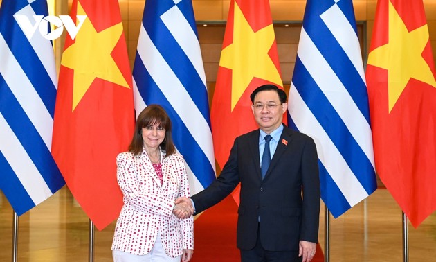 Líder del Legislativo se reúne con la presidenta griega en Hanói