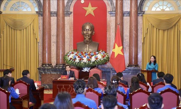 Vicepresidenta de Vietnam se reúne con jóvenes típicos del sector empresarial público 