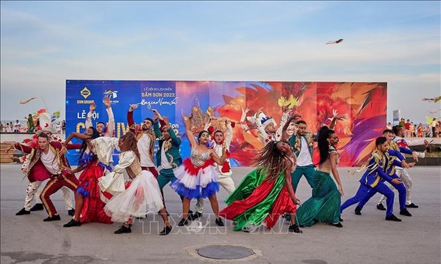 Celebran en Thanh Hoa el Carnaval de Sam Son 2022