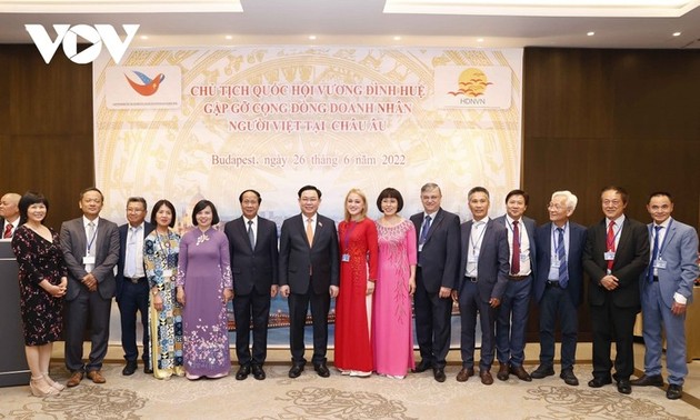 Vuong Dinh Hue se reúne con empresarios vietnamitas en Europa