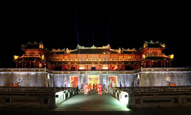 Programa “El Palacio Real de la Armonía” fascinan a turistas en Hue