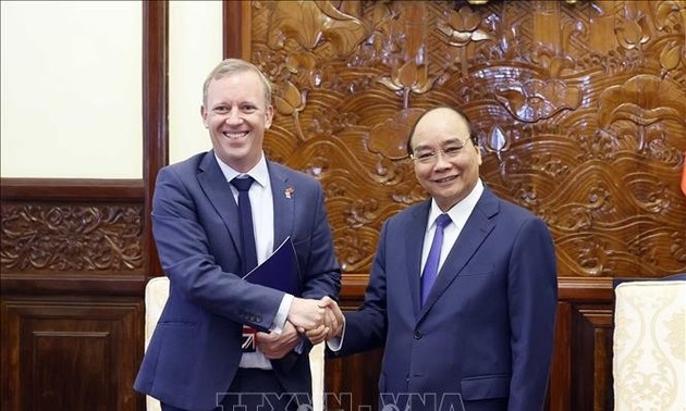 Presidente de Vietnam recibe a embajadores salientes del Reino Unido y Bélgica 