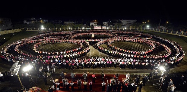 Gigantescos bailes folclóricos en honor al Xoe Thai