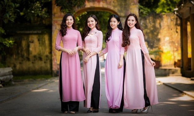 La belleza de las mujeres vietnamitas en el Ao Dai