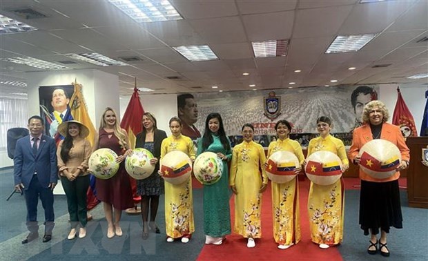 Presentan túnica tradicional vietnamita en Venezuela