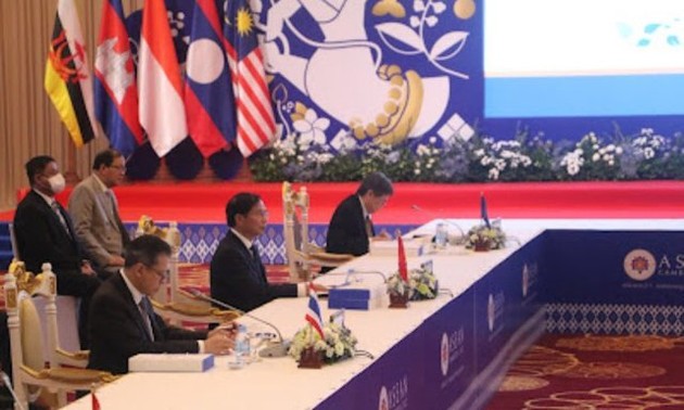 La ASEAN inicia oficialmente sus 40 y 41 cumbres en Phnom Penh 