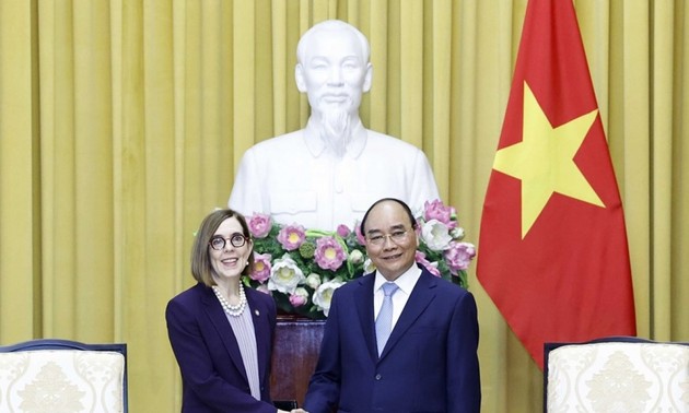 Presidente de Vietnam recibe a la gobernadora de Oregón, Estados Unidos