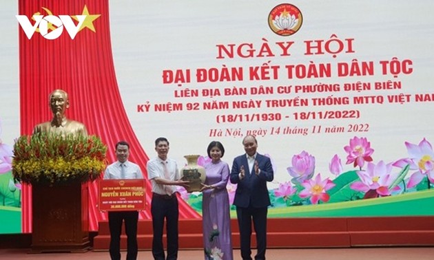 Presidente de Vietnam asiste a celebración del Día de la Unidad Nacional en distrito capitalino