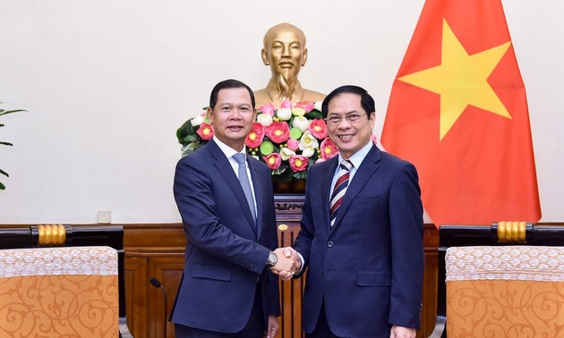 Vietnam y Laos fortalecen apoyo mutuo en foros internacionales y regionales 