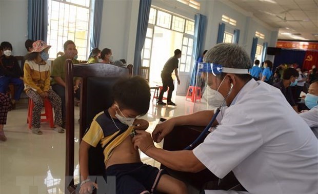 El gobierno del Reino Unido y UNICEF proporcionan equipos médicos a Vietnam