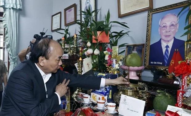 Presidente de Vietnam realiza visita a familiares de difuntos líderes del Partido y del Estado