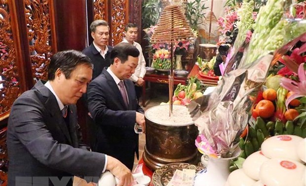 Ofrecen inciensos en homenaje a reyes Hung en vísperas del Año Nuevo Lunar