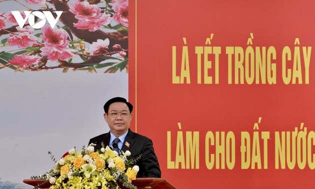 Presidente de la Asamblea Nacional asiste al Festival de plantación de árboles en Tuyen Quang