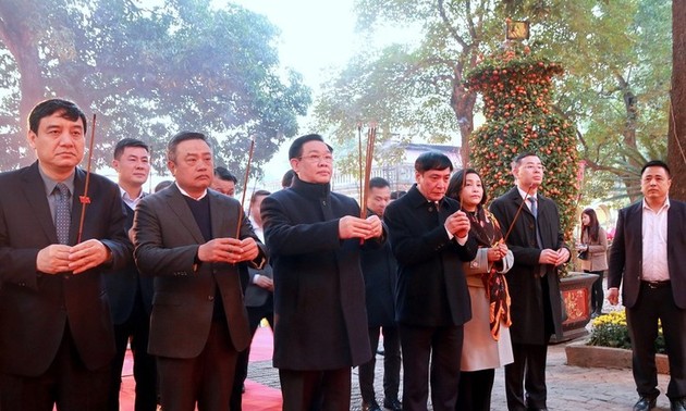 Ofrenda de inciensos para inaugurar primavera en antigua ciudadela imperial de Thang Long – Hanoi
