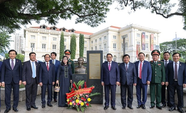 Premier de Vietnam ofrece flores en busto del presidente Ho Chi Minh en Singapur