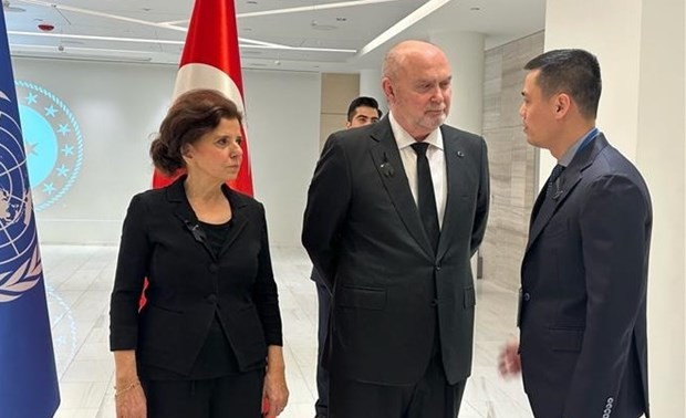 Embajador vietnamita rinde homenaje a víctimas de terremoto en Turquía