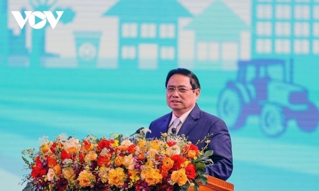Premier de Vietnam visita instalaciones socioeconómicas en Hai Duong