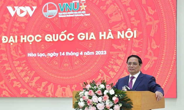 Primer ministro visita la Universidad Nacional de Hanói y la Universidad de FPT