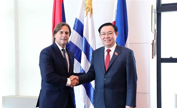 Máximo líder del Parlamento vietnamita se reúne con presidente uruguayo