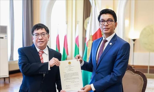 Embajador vietnamita presenta cartas credenciales al presidente de Madagascar