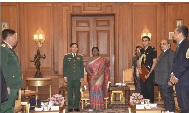 Ministro de Defensa se reúne con la presidenta india 