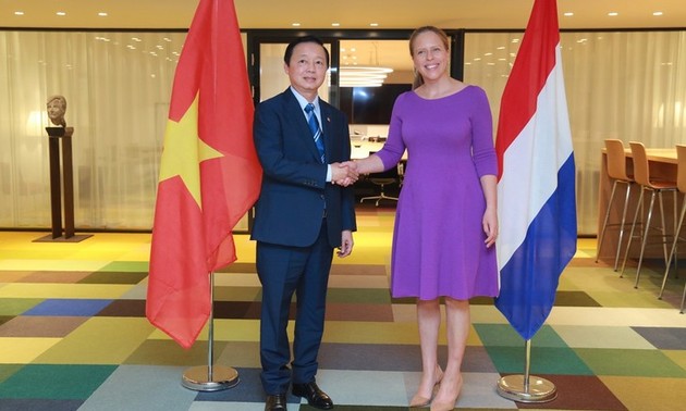 Vice premier de Vietnam se reúne con su par neerlandesa