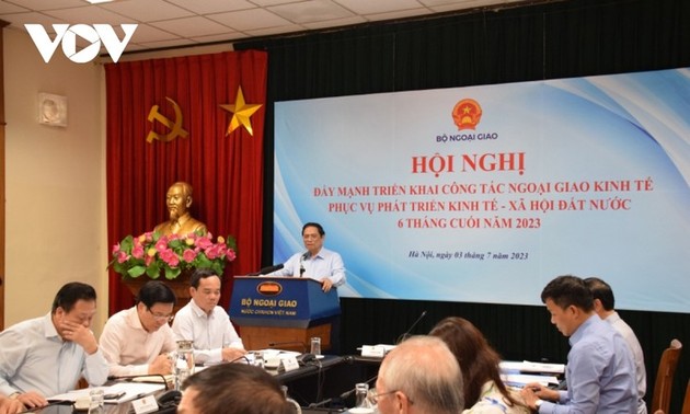 Premier de Vietnam preside una videoconferencia sobre diplomacia económica