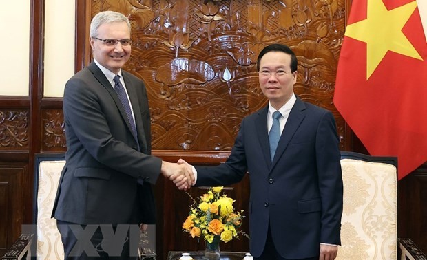 El presidente Vo Van Thuong recibe al embajador francés