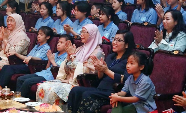 Primera dama de Malasia impresionada por las marionetas de agua vietnamitas