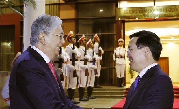 Comunicado de prensa conjunto sobre la visita del presidente kazajo a Vietnam