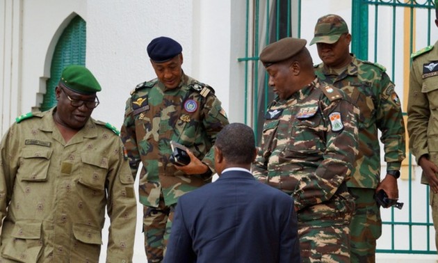 Gobierno militar de Níger mantiene negociaciones simultáneas con Francia y la CEDEAO