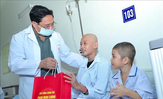 El primer ministro Pham Minh Chinh visita a pacientes pediátricos con motivo del Festival de Medio Otoño 2023