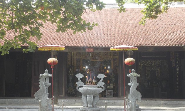 Visita al templo de Dau An, reliquia nacional especial en Hung Yen