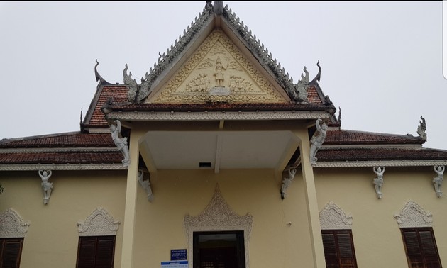 Explorar la casa de exposiciones sobre la cultura jemer en Soc Trang