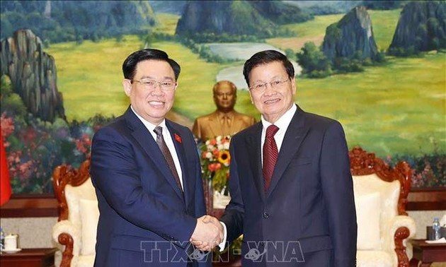 Vuong Dinh Hue se reúne con el líder político laosiano